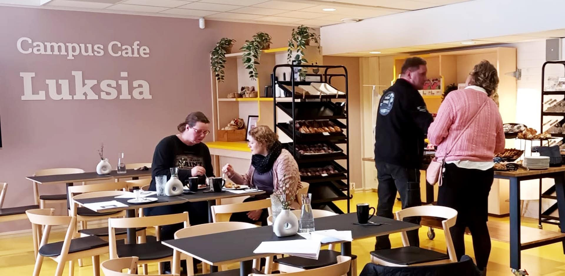 Yleiskuva kahviosta.