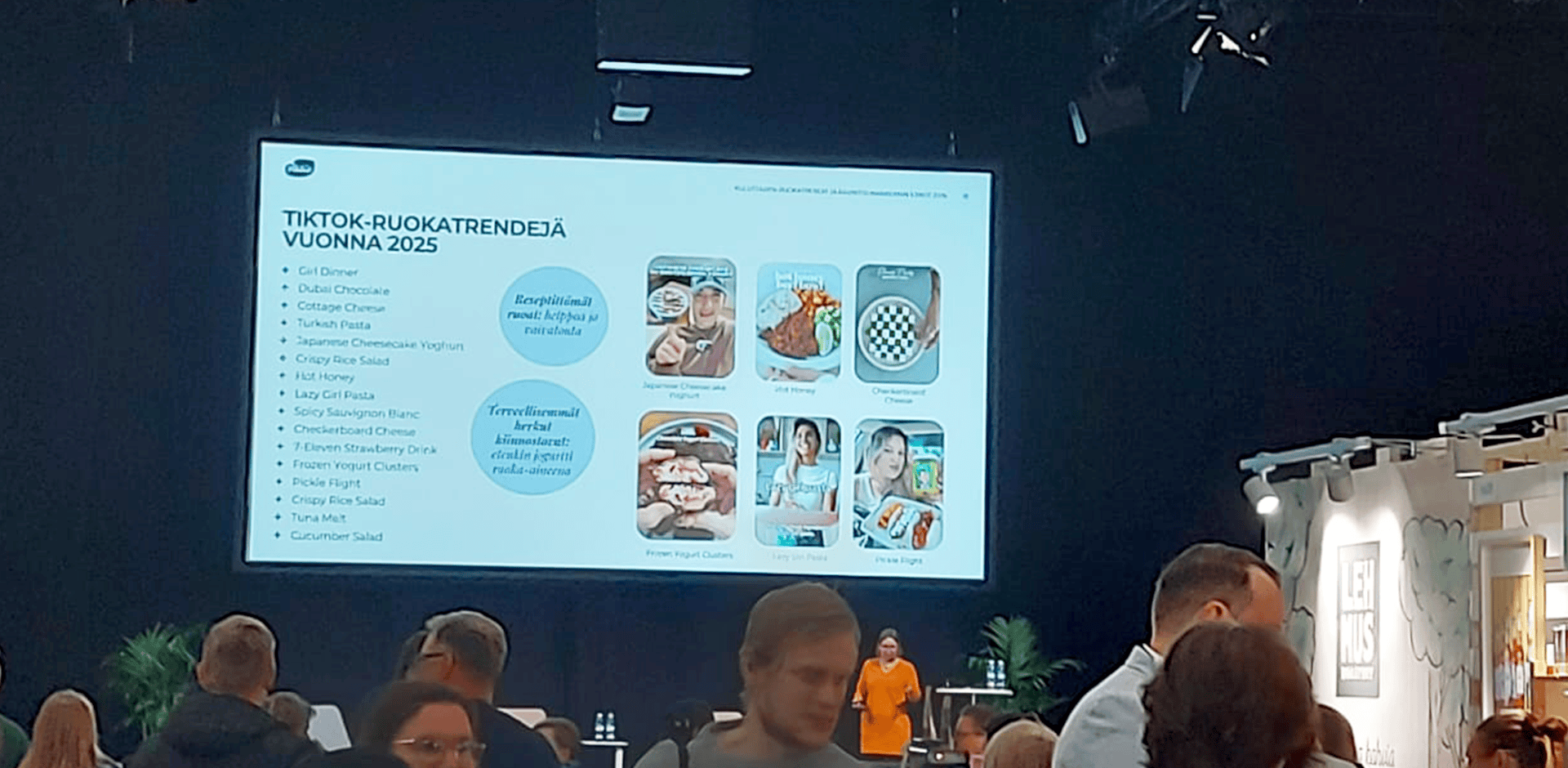 Valomainostaulu, jossa lukee tiktok-ruokatrendit vuonna 2025.