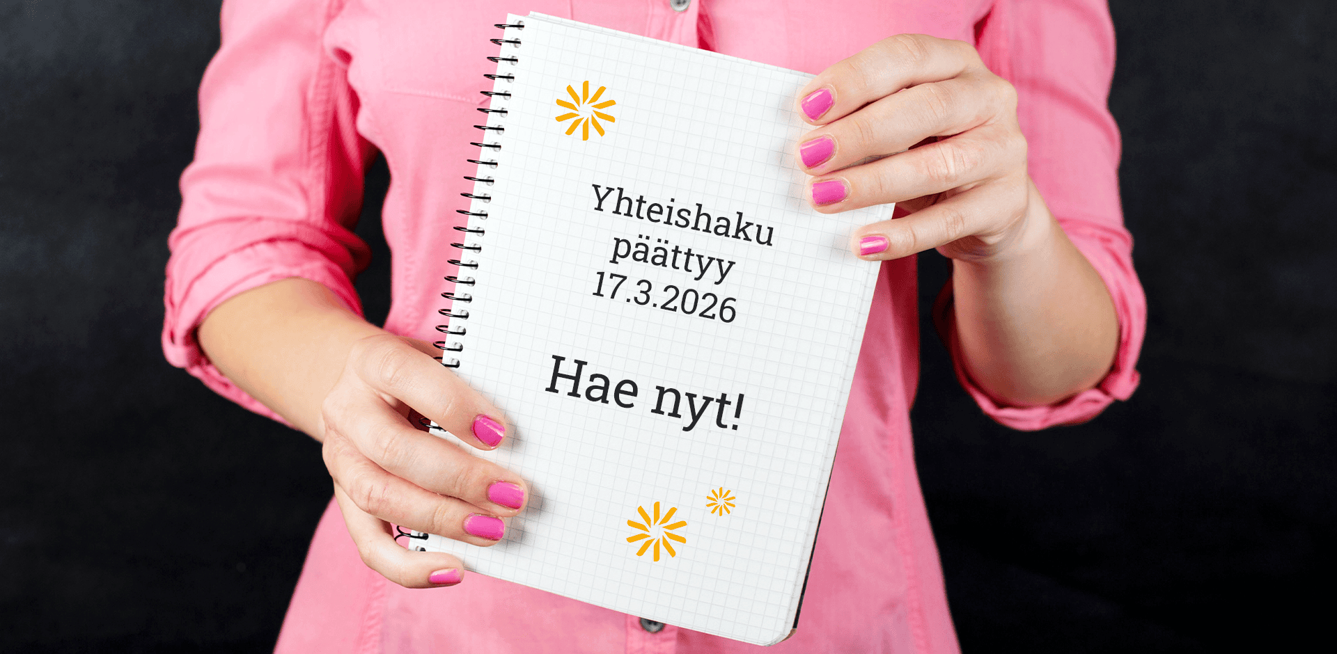 Ihmisen kädessä ruutuvihko, jossa lukee mustalla tekstillä yhteishaku päättyy.