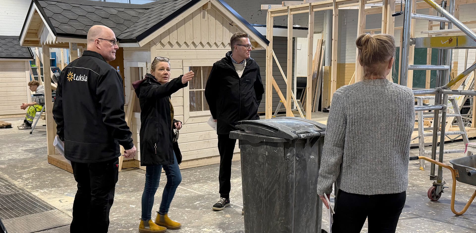 Työsalissa ihmisiä tutkii aluetta.